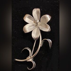 Vintage EUC Silver  Tone Flower Brooch